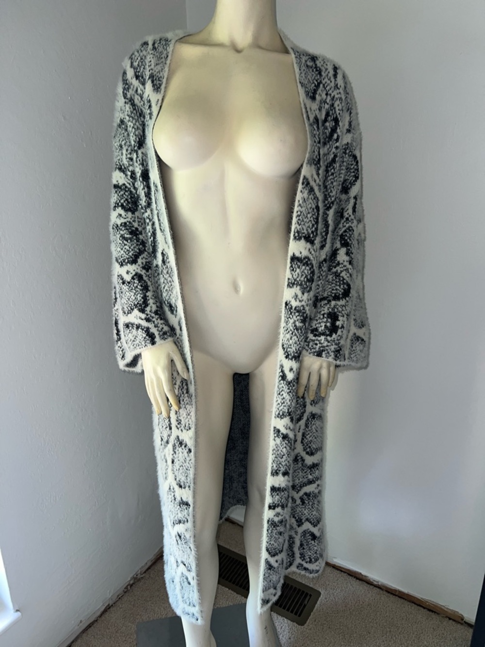 DEIL Soft Snow Leopard Print Long Open Bell Sleeves Oversized Cardigan OS - Picture 4 of 6